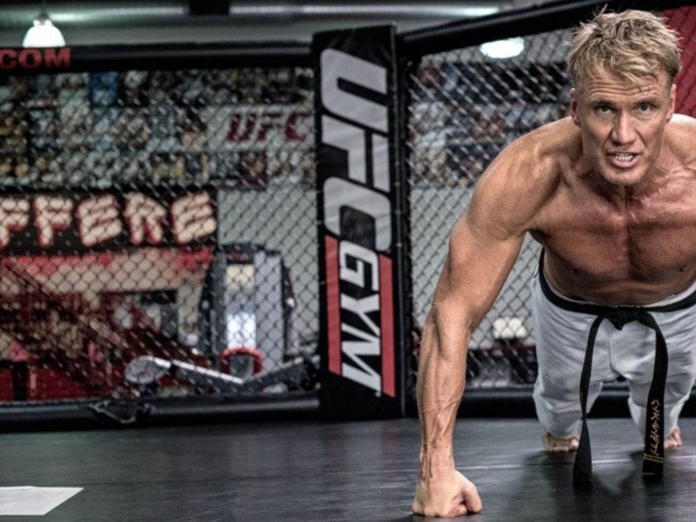 Oben-ohne-Mann in Schwarzen Shorts, Der Auf Einem Schwarz-weißen Basketballplatz Steht. Wallpaper in 2048x1536 Resolution