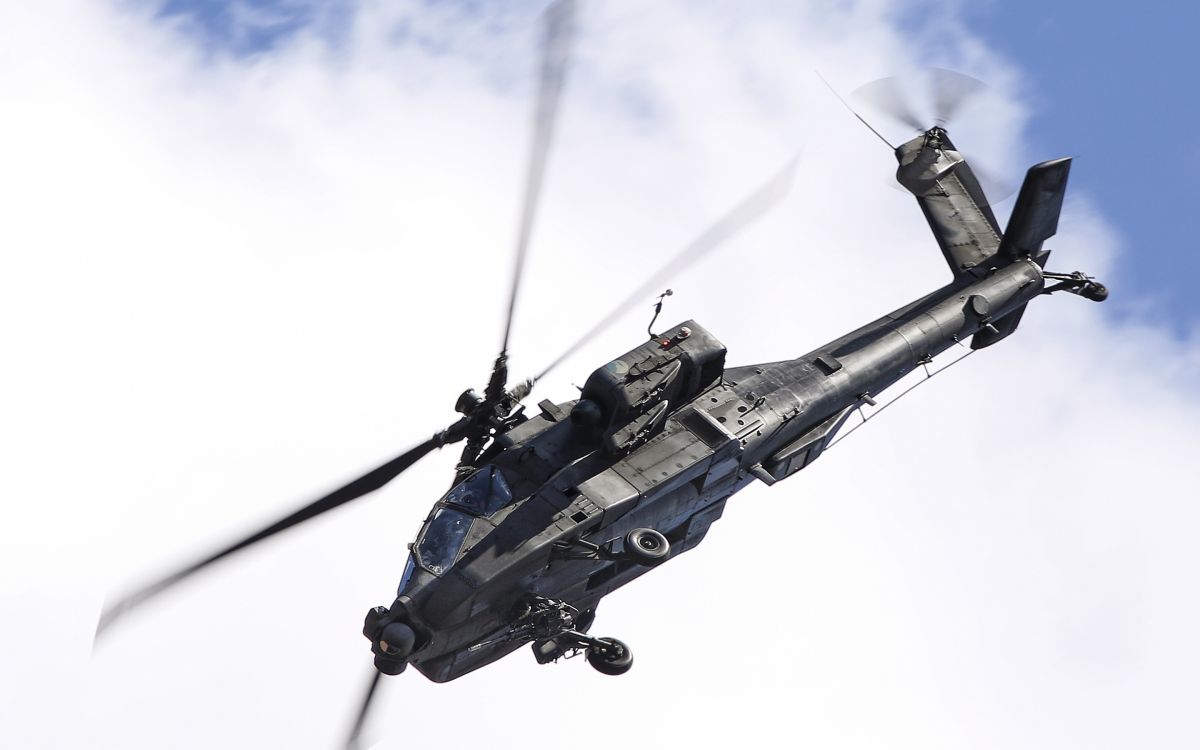 Helicóptero Gris y Negro Bajo un Cielo Azul Durante el Día. Wallpaper in 2880x1800 Resolution