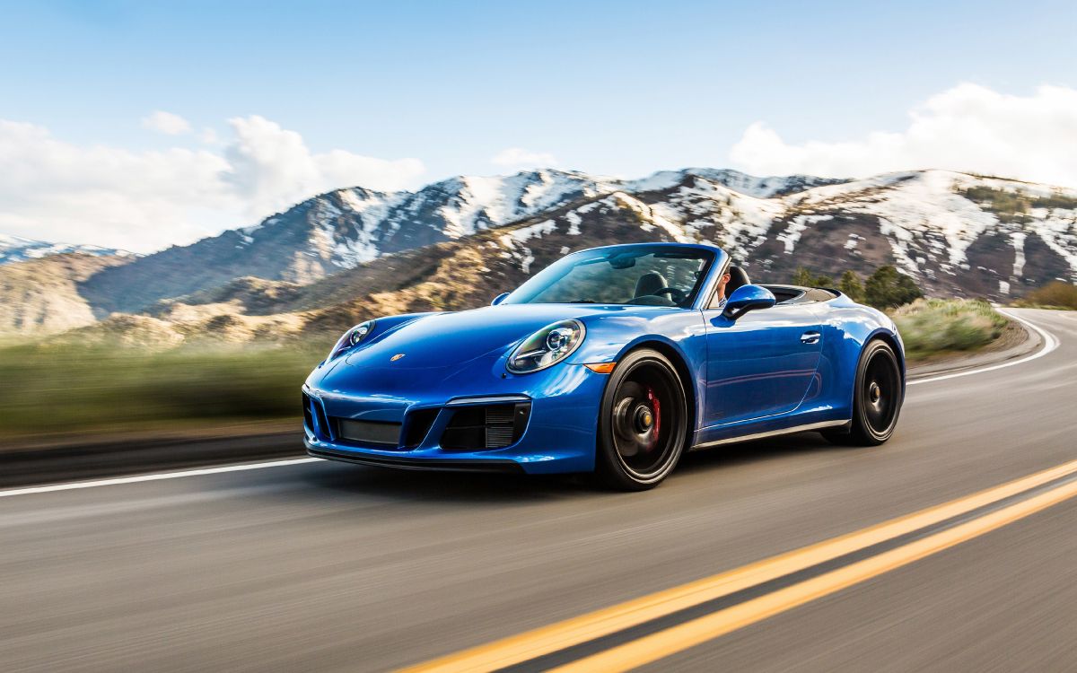 Blauer Porsche 911 Tagsüber Unterwegs. Wallpaper in 3840x2400 Resolution