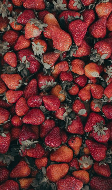 Fresas Rojas Sobre Textil Negro. Wallpaper in 2162x3649 Resolution